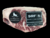 Corte marmoleado de Rib Eye American Wagyu Snake River Farms con etiquetas de marca sobre fondo negro.