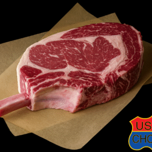 Corte de carne Cowboy USDA Choice crudo con hueso, ideal para asar o parrillar.