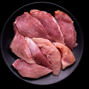 Maciza de cerdo en trozos sobre plato negro.