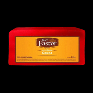 Bloque de queso estilo Gouda Buen Pastor de 3.3 kilogramos, con envoltura roja y etiqueta amarilla, sobre fondo negro.
