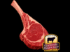 Corte Tomahawk Angus Beef crudo de alta calidad sobre fondo negro.