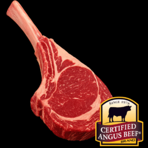 Corte Tomahawk Angus Beef crudo de alta calidad sobre fondo negro.