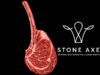 Corte de carne Tomahawk con marmoleo extremo sobre fondo oscuro, ideal para asar.