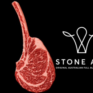 Corte de carne Tomahawk con marmoleo extremo sobre fondo oscuro, ideal para asar.